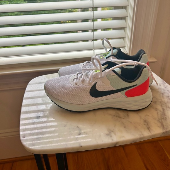Nike Revolution Sneaker SZ 7 NIB - Picture 1 of 6